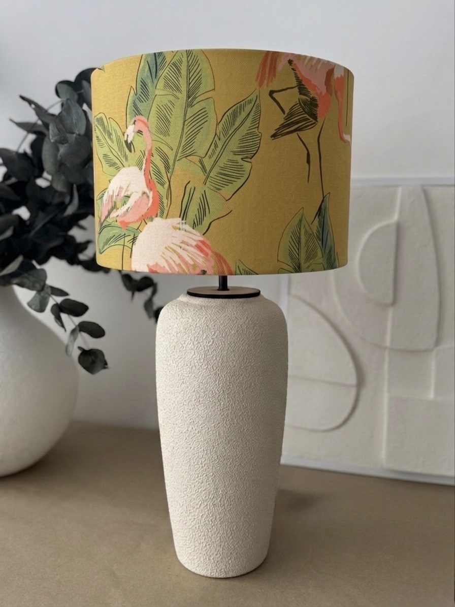 Lámpara mostaza con estampado de flamencos
